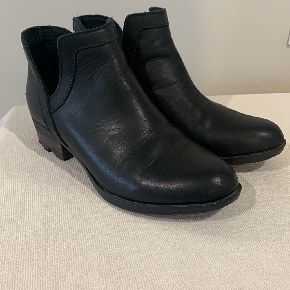 Sorel Lolla Cut Out Boots Size 8